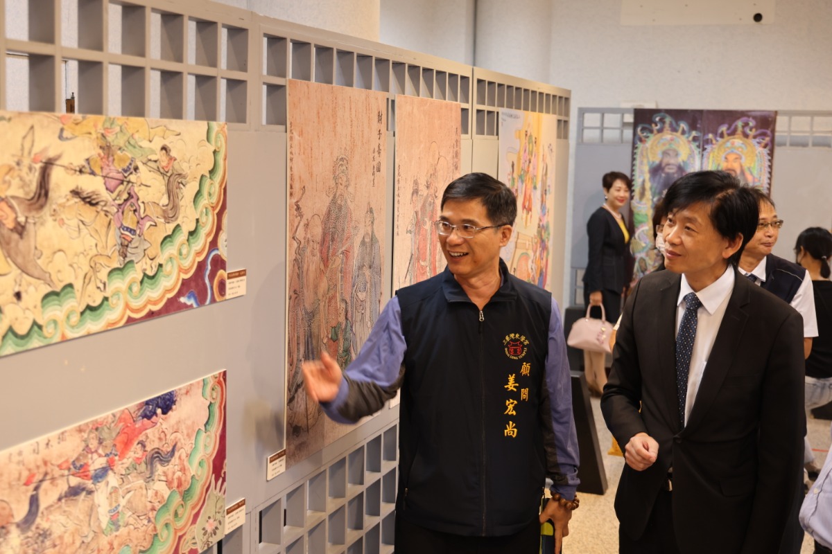 姜宏尚策展人向葉副市長導覽林梧桐紀念特展