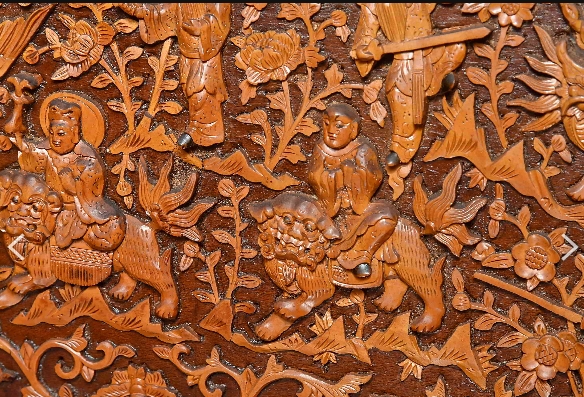 良皇宮供桌組(1968)，，以深淺木材對比，展現獨特美感。