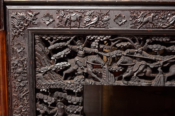 安平妙壽宮供桌（1946年），署名周坤海，採「透雕＋茄苳入石柳浮嵌」技法，雕飾繁複、立體感強。