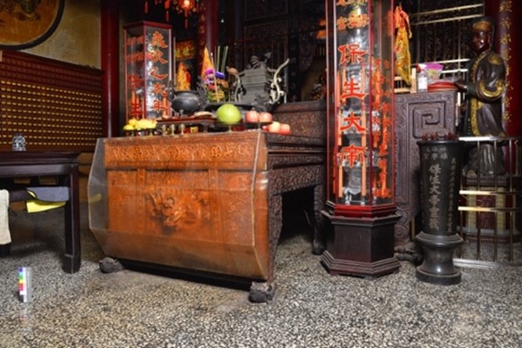 永康保寧宮供桌組（1976年），落款「火木彫刻工處 承造」。